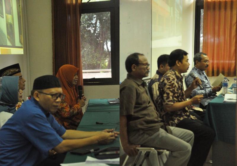 Gambar 2. Kepala Prodi dan Sekertaris Jurusan menyampaikan Visi dan Misi Jurusan Seni Rupa